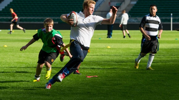 Príncipe Harry joga rugby com jovens na Inglaterra: 'Estou um pouco velho'