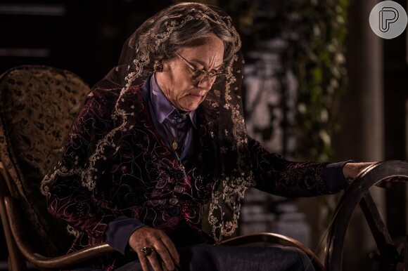 Encarnação (Selma Egrei) completou 100 anos e diz que está só esperando Martim (Lee Taylor) voltar para morrer, na novela 'Velho Chico'