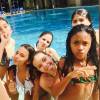 Mel Maia e amigas posam em piscina de hotel