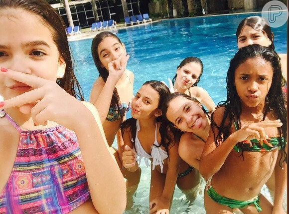 Mel Maia e amigas posam em piscina de hotel