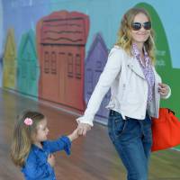 Angélica vai ao cinema com a filha caçula, Eva, em shopping do Rio de Janeiro