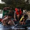 Ex-BBB Renan fez um passeio de canoa com a família pelo Rio e teve uma pouco de dificuldade em se equilibar no pequeno barco