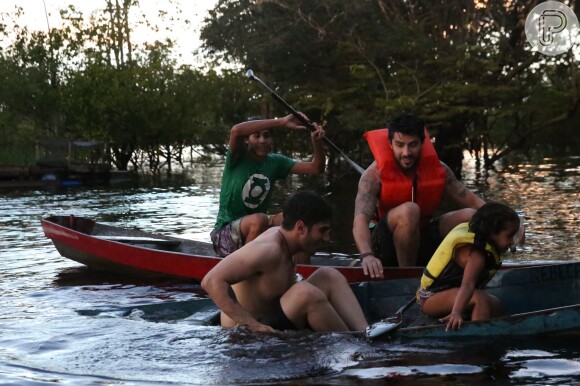 Ex-BBB Renan fez um passeio de canoa com a família pelo Rio e teve uma pouco de dificuldade em se equilibar no pequeno barco