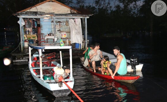 Ex-BBB Renan fez um passeio de canoa com a família pelo rio 