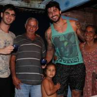 Ex-'BBB16' Renan visita família que vive à beira do rio Negro, no AM. Fotos!