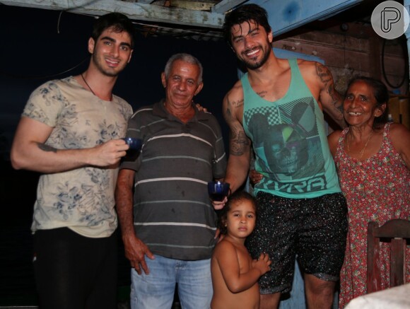Ex-BBB Renan visitou uma família ribeirinha, que vive à beira do Rio Negro em Manaus, no Amazonas no sábado, 14 de maio de 2016
