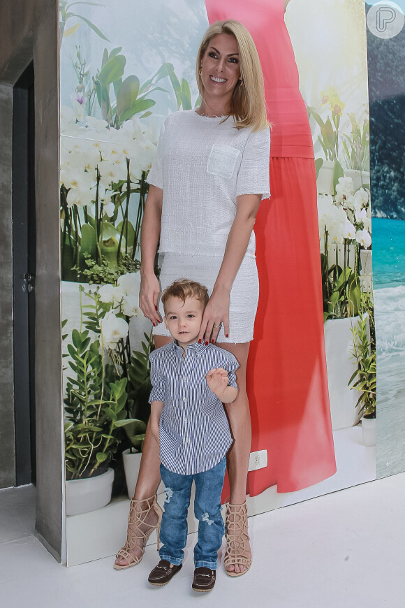 Ana Hickmann levou o filho, Alexandre Jr., para lhe fazer companhia durante a apresentação de sua primeira coleção de moda autoral, chamada de My Secret Garden
