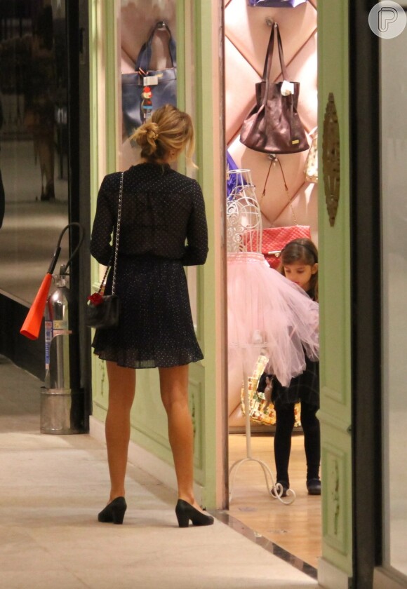 Sofia ficou de olho na saia de tule rosa em passeio com a mamãe, Grazi Massafera