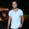 Irmão de Bruno Gissoni, Rodrigo Simas também esteve na festa Corona Sunset, no Rio