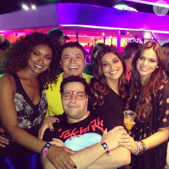Tiago posa com Juliana Paes, Bruna Marquezine e Cris Vianna no festival de música 'Rock'n Rio