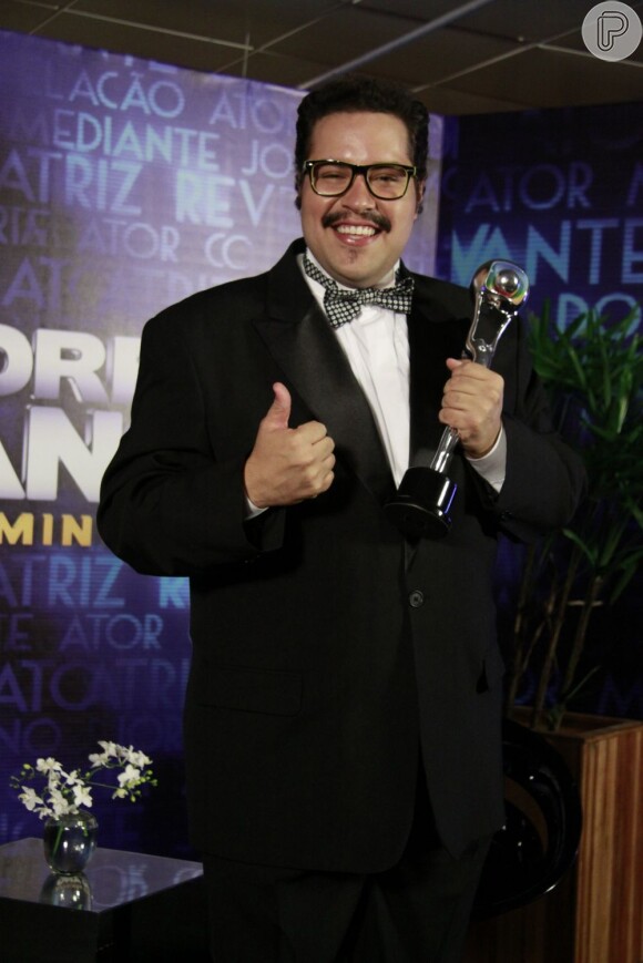 Tiago ganha o troféu da categoria 'Revelação' nos Melhores do Ano 2012, apresentado do Domingão do Faustão em março de 2013
