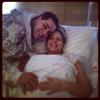Tiago Abravanel posa com a irmã, Ligia Abravanel, na maternidade. Ela é mãe de Miguel, que nasceu no dia 29 de maio de 2013