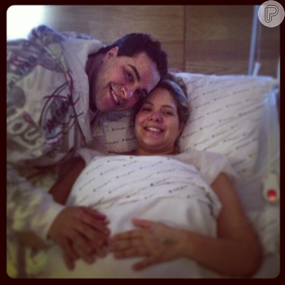 Tiago Abravanel posa com a irmã, Ligia Abravanel, na maternidade. Ela é mãe de Miguel, que nasceu no dia 29 de maio de 2013