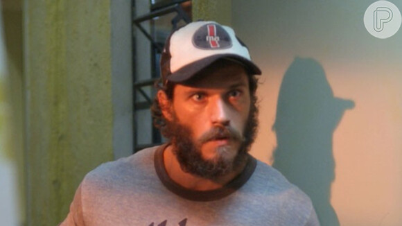 Na semana final da novela 'Totalmente Demais', Dino (Paulo Rocha) vai ser preso após esfaquear Jonatas (Felipe Simas)