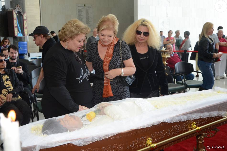 Marta Suplicy também passou pelo velório de Cauby Peixoto. Artista teve