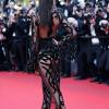 Kendall Jenner atrai as atenções ao passar pelo tapete vermelho do Festival de Cannes 2016 com look sexy Roberto Cavalli com muita transparência