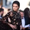 Kendall Jenner atrai as atenções ao passar pelo tapete vermelho do Festival de Cannes 2016 com look sexy Roberto Cavalli com muita transparência