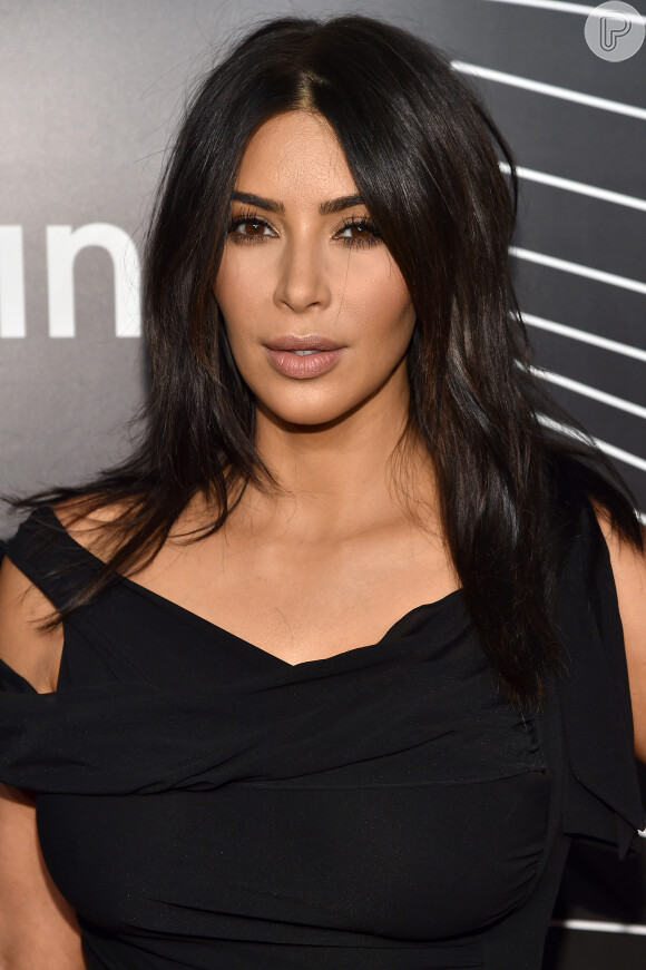 Kim Kardashian prometeu após ser premiada com o Oscar da Internet: 'Selfies nua até morrer'
