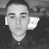 A empresa alega ter sofrido prejuízos com uma única postagem de Justin Bieber no Twitter, rede social na qual o astro possui mais de 80 milhões de seguidores