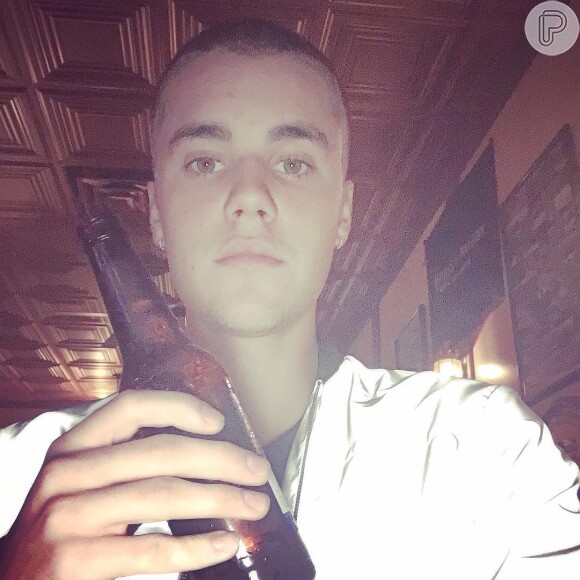 Justin Bieber e a empresa canadense Plaintiff Team Productions tinham um acordo que incluía uma apresentação do cantor no Montreal's Beachclub, com cachê de U$ 250.075 na assinatura do contrato e mais U$ 175 mil cinco dias antes da viagem. No contrato, ainda ficou acertado que Justin deveria divulgar a apresentação em suas redes sociais, o que não aconteceu