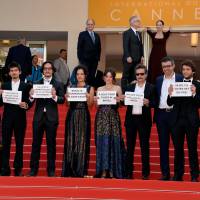 Sonia Braga e mais atores protestam contra impeachment em Cannes: 'Golpe'. Vídeo