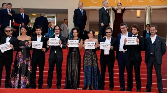 Sonia Braga e mais atores protestam contra impeachment em Cannes: 'Golpe'. Vídeo