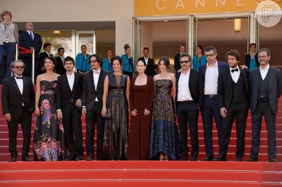 Nesta terça-feira (17), os atores do longa 'Aquarius' protestou contra impeachment de Dilma Rousseff no tapete vermelho de Cannes