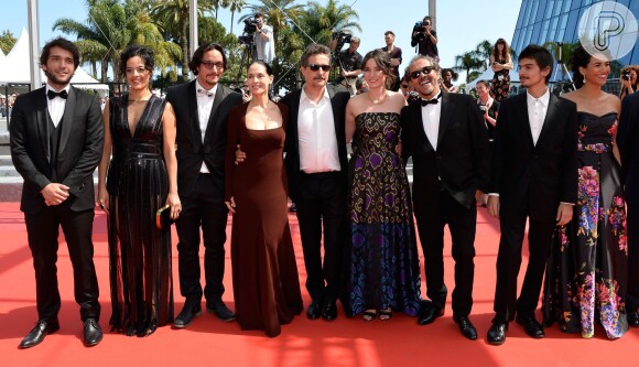 Sonia Braga, Maeve Jikings, Humberto Carrão e mais atores do filme 'Aquarius' posam no tapete vermelho de Cannes