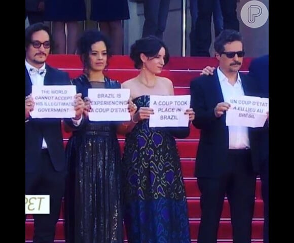 O elenco do longa 'Aquarius' usou folhetos com frases em francês para protestar contra o governo de Michel Temer