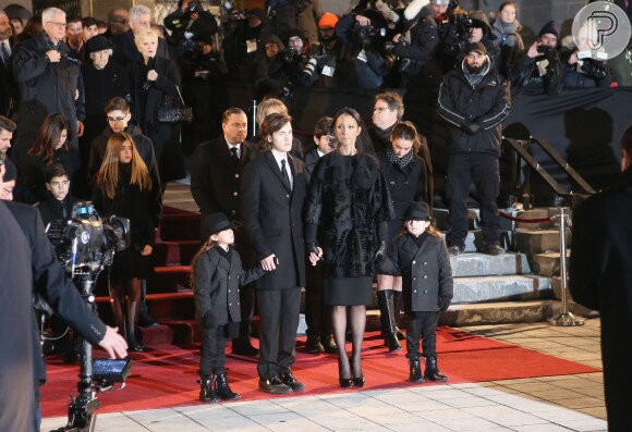 Céline Dion foi ao funeral do marido René Angélil, para a revista americana 'People', com os filhos René-Charles, Nelson e Eddy