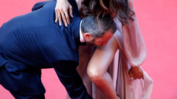Izabel Goulart se atrapalha e pisa no vestido com salto da sandália em Cannes
