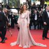 Izabel Goulart apareceu deslumbrante no tapete vermelho, em Cannes