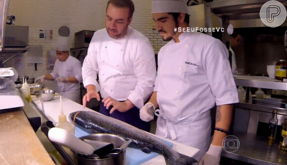 Caio Castro, o ator, foi trabalhar no restaurante do cozinheiro e precisou cotar o filé de um salmão inteiro