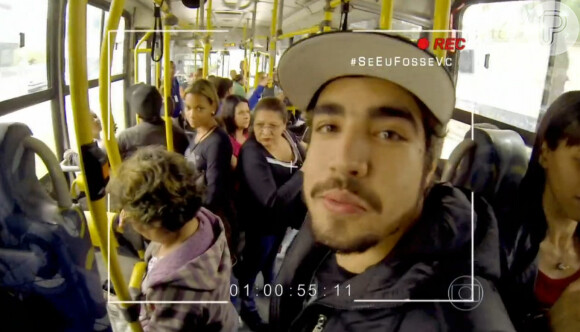 Caio Castro andou de ônibus durante o quadro 'Se Eu Fosse Você' do 'Caldeirão do Huck'