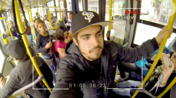Caio Castro foi tietado e muito fotografado ao andar de ônibus em São Paulo para o 'Caldeirão do Huck'