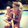 Filho de Neymar, Davi Lucca, curte piscina com a mãe, Carolina Dantas. O menino mora no Brasil