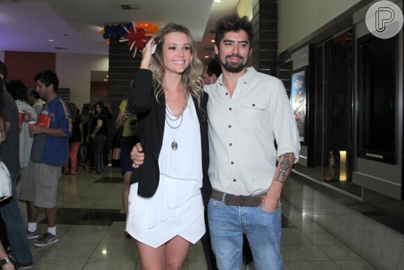 Juliana Didone e o namorado, Flávio Rossi, posam para fotos 