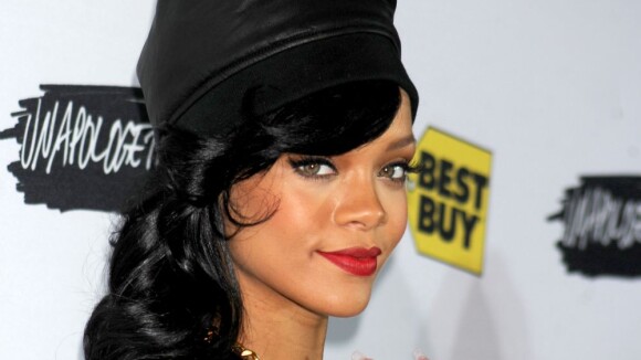 Rihanna deseja 'Feliz Natal' com pose sexy ao lado de amigas