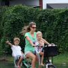Fernanda Lima anda de bicicleta com os filhos gêmeos, João e Francisco, fruto de seu casamento com Rodrigo Hilbert