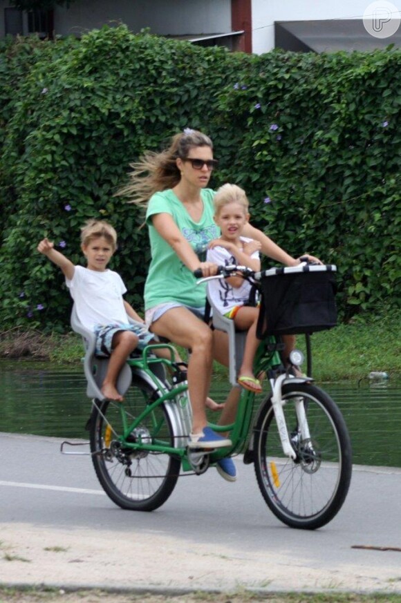 Fernanda Lima anda de bicicleta com os filhos gêmeos, João e Francisco, fruto de seu casamento com Rodrigo Hilbert