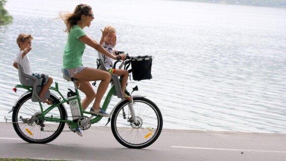 Fernanda Lima anda de bicicleta com os filhos gêmeos, que entregam paparazzo