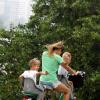 Fernanda Lima carrega os filhos gêmeos de bicicleta