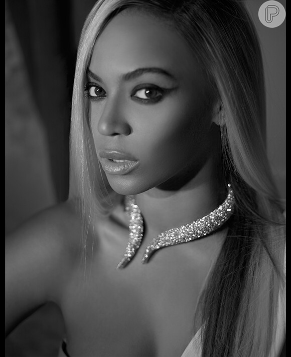 Beyoncé aparece linda em foto de seu calendário oficial de 2014