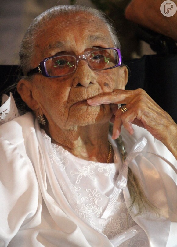 Dona Canô morre aos 105 anos; Ju Veloso, sua neta, lamenta a morte em entrevista em 25 de dezembro de 2012