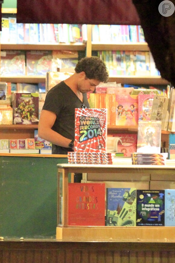 Cauã Reymond pesquisa livros, no Leblon, Zona Sul do Rio de Janeiro, na noite desta quinta-feira, 24 de outubro de 2013