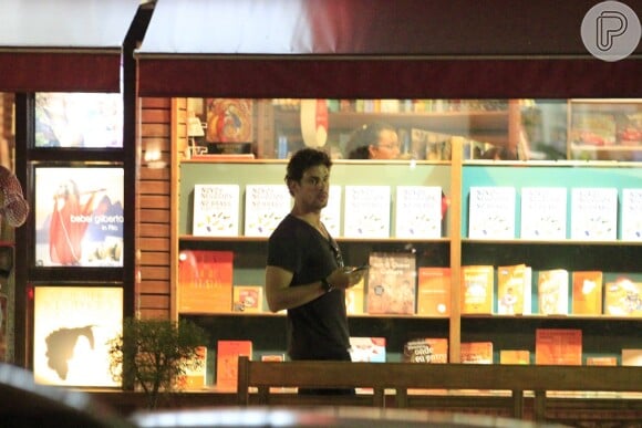Cauã Reymond foi à livraria, no Leblon, Zona Sul do Rio de Janeiro, na noite desta quinta-feira, 24 de outubro de 2013