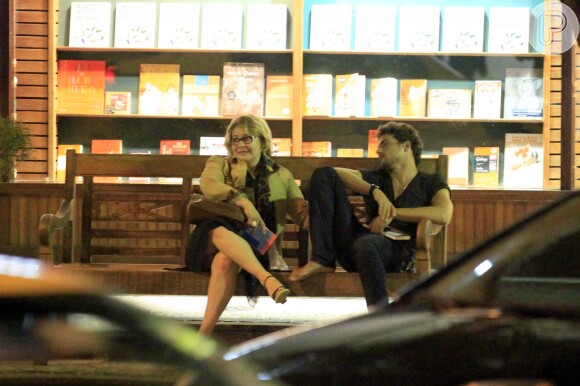 Cauã Reymond conversa com uma amiga sentado em banco em frente a uma livraria, no Leblon, Zona Sul do Rio de Janeiro, na noite desta quinta-feira, 24 de outubro de 2013