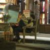 Cauã Reymond conversa com uma amiga sentado em banco em frente a uma livraria, no Leblon, Zona Sul do Rio de Janeiro, na noite desta quinta-feira, 24 de outubro de 2013