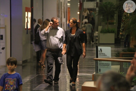 Renata Ceribelli passeou com o namorado, Carlos Vaisman, no Fashion Mall, em 26 de outubro de 2013. O casal assistiu ao filme 'Gravidade'