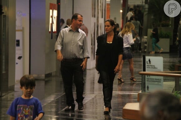 Renata Ceribelli passeou com o namorado, Carlos Vaisman, no Fashion Mall, em 26 de outubro de 2013